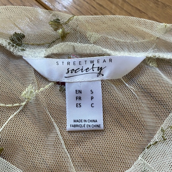 Absolutely gorgeous sheer floral white top - Picture 6 of 6